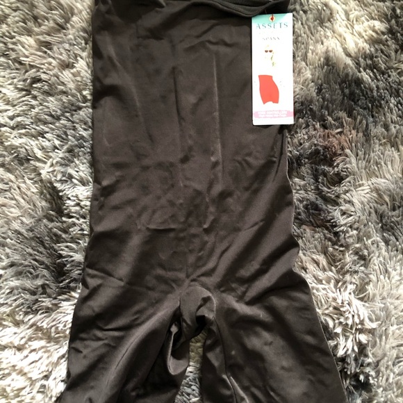 New ASSETS by SPANX scalloped High-Waist Mid-Thigh  Shaper shorts black small - Picture 1 of 3